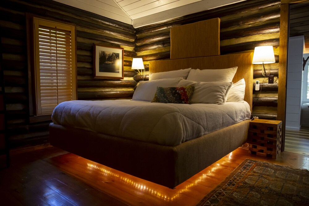 Designer 1880s Log Cabin - 2 Private King Suites - Walk to Mentone ...