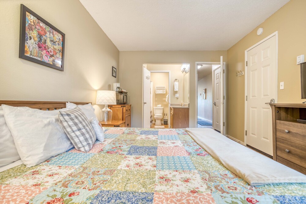 King Suite, Smart TVs, Oceanview Balcony Enhance This Upstairs Neskowin