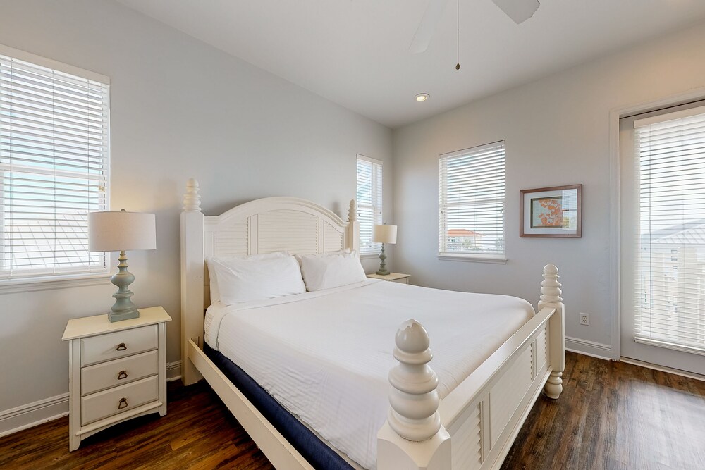 Spacious Gulfview home with a private pool, W/D & central AC dog