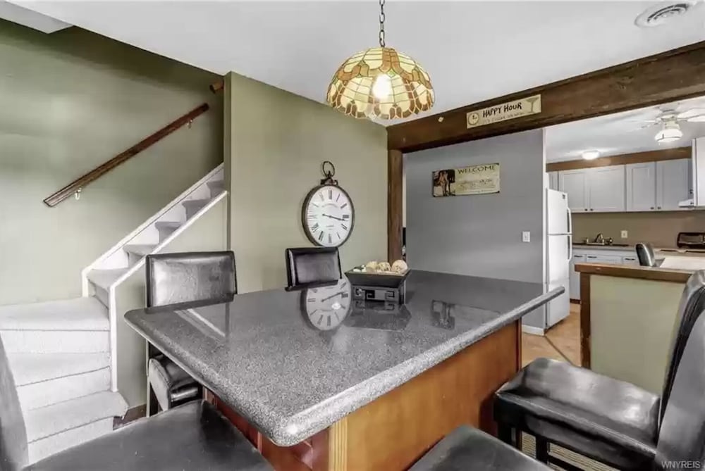 New! Ideal location! Walk to Town! Family Fun! Mountain/Park Views! Pet