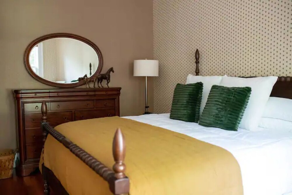 Lovely 2 bedroom apartment with indoor fireplace! Scranton Vrbo