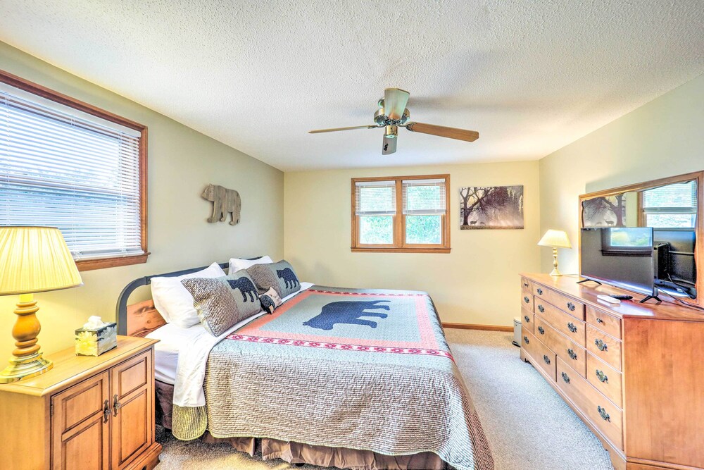 Peaceful Newland Family Cottage w/ 2 Decks! Pineola Vrbo