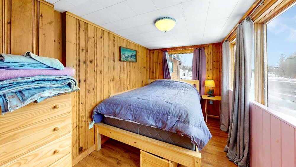 Waterfront Salmon Run Lodge Pet Friendly, AC, and Stunning Water Views