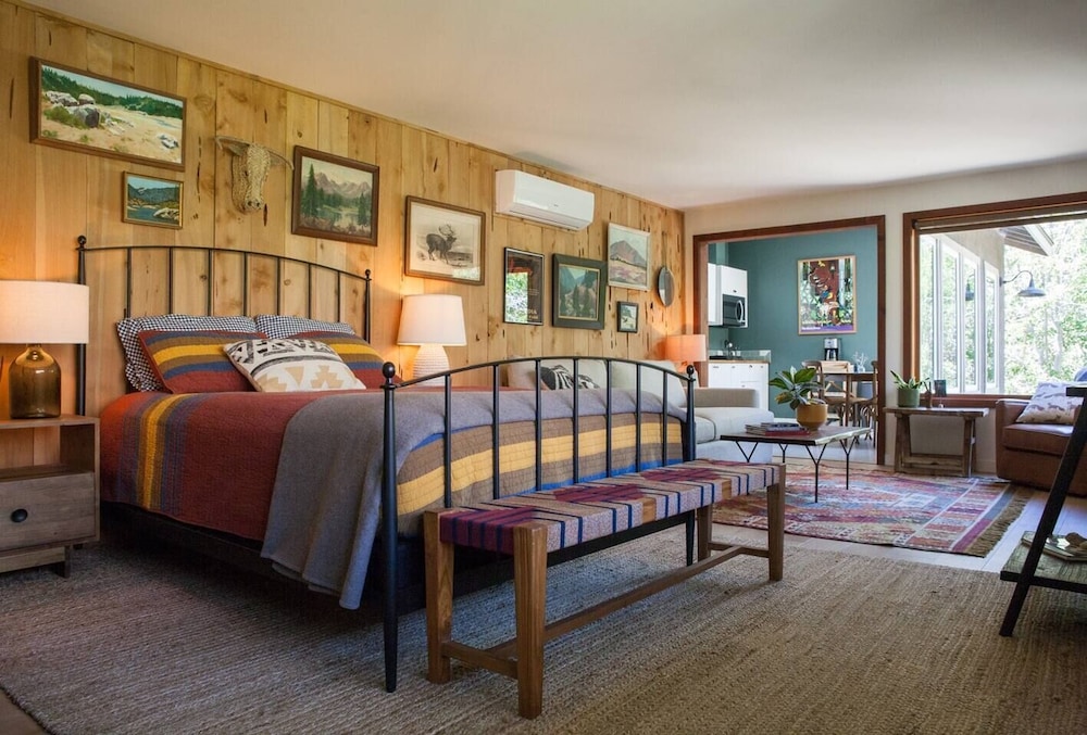 The Kern River House River's Edge Cottage Private Waterfront Fireplace