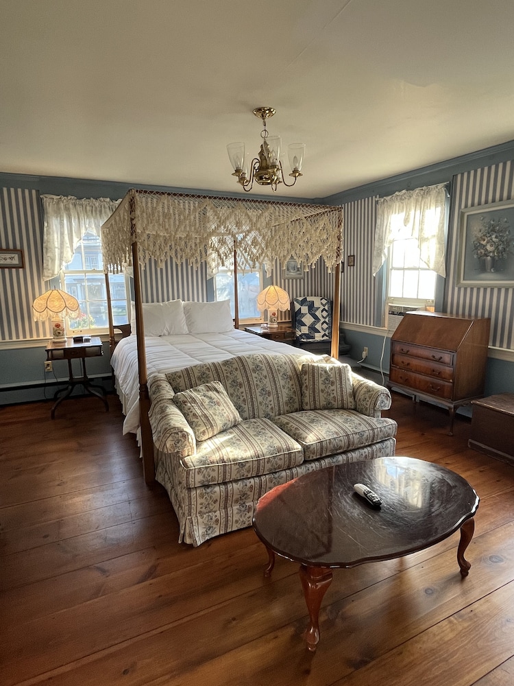 Honeymoon Suite with Jacuzzi Tub in Historic Inn Chester Vrbo