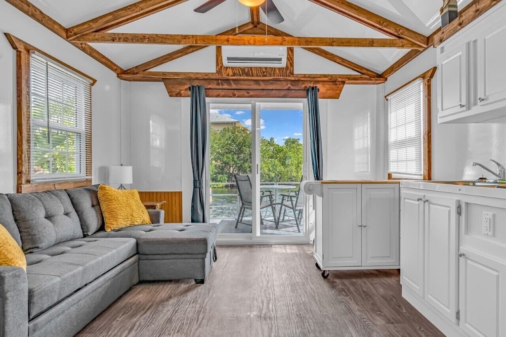 Delightful Aqualodge! Cabana Club Access! Key Colony Beach Vrbo