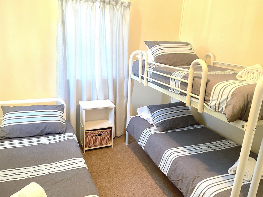 Walk to the beach3BR HouseAirconPool tableWiFiPet friendlyEV