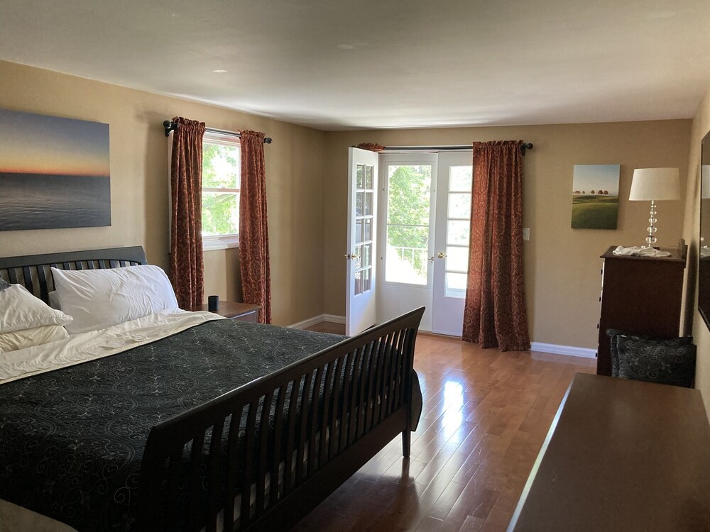 Beautiful home located 15 minutes form downtown Milwaukee . Mequon Vrbo