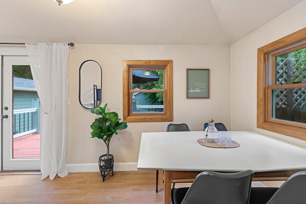 Washington Abode Close to Downtown Artisans and Amenities