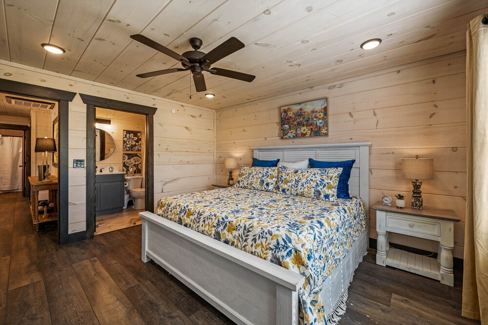 New Modern Cabin with Indoor Pool 5 Minutes to DOLLYWOOD Pet Friendly Pigeon Vrbo