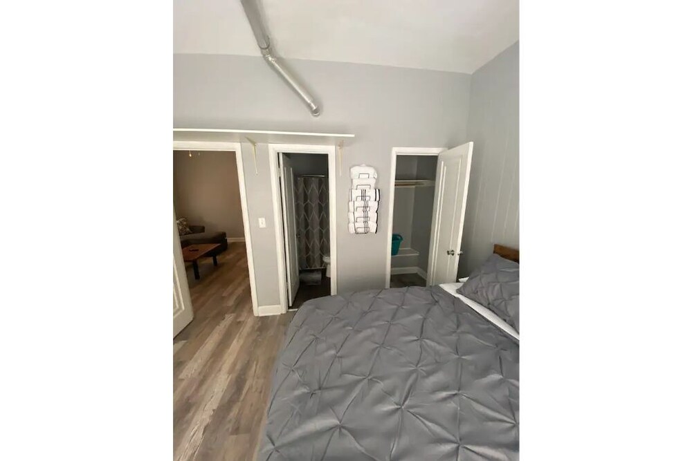 Cozy apartment next to Fountain lake, hospital and downtown restaurants