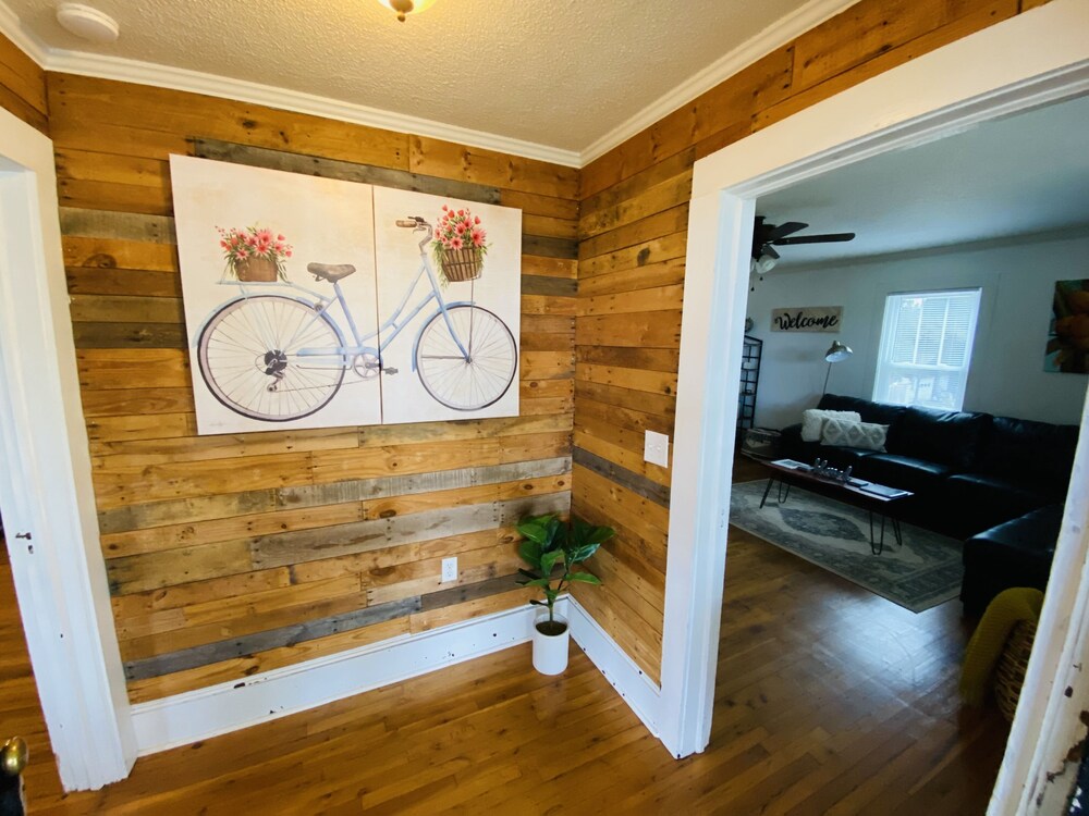 Charming Bungalow On Main St & the Swamp Rabbit Trail with Private Pool