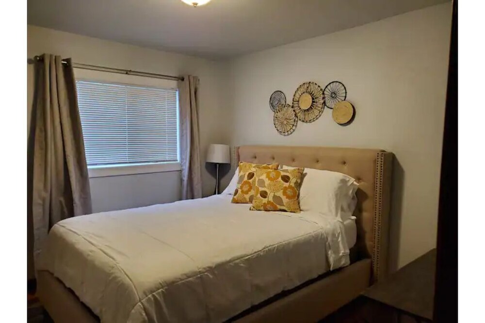 Lower UnitHawthorne Area15 min walk 2 Dwtn Fargo Fargo Vrbo