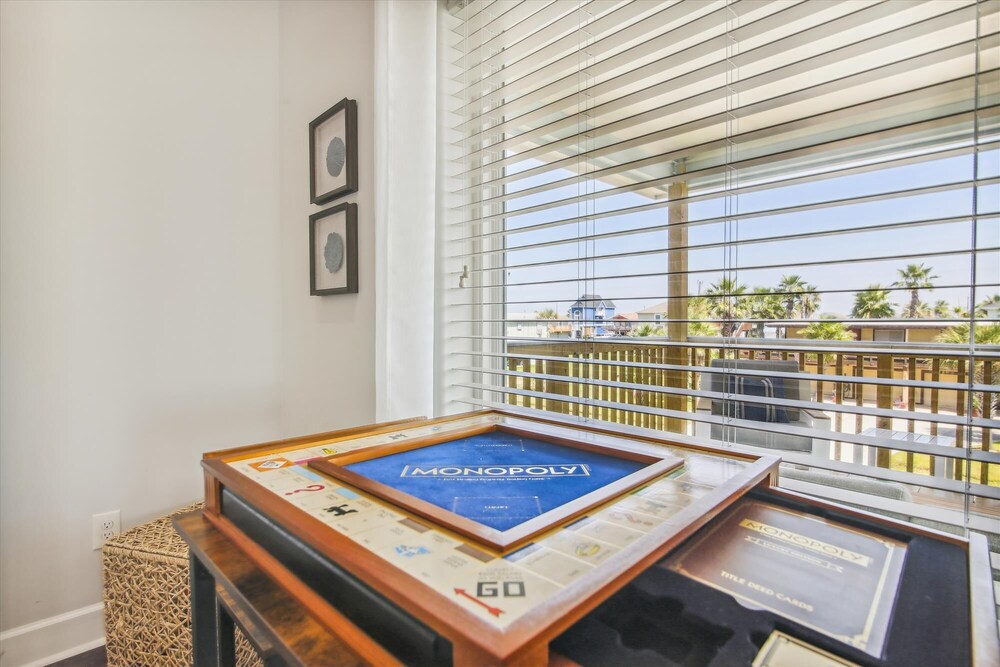 Sandy Haven Pet Friendly, Hot Tub, Beach Gear! Galveston Vrbo