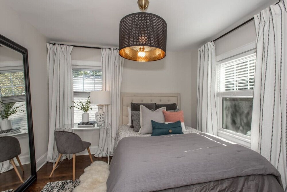 Charming Cambridge Apartment with Balcony and AC, near Garden