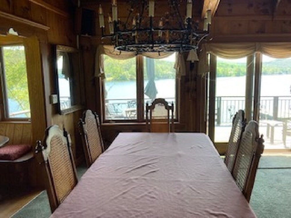Waterfront Chalet with expansive views of lake & mountains. - Castleton ...