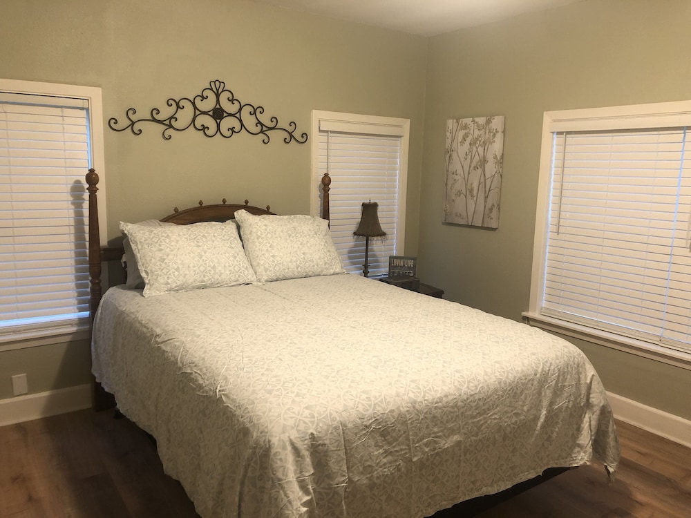 Cozy, comfortable home overlooking Cane River 15 min from downtown