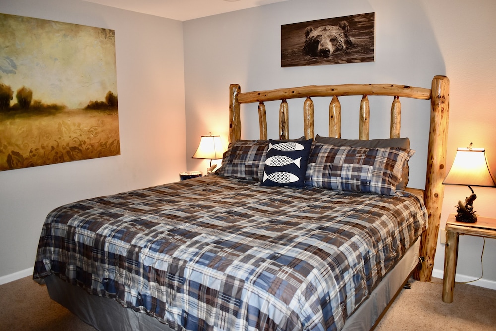 3 Bedroom, 3 Bath waterfront condo on Lake in Pointe Royale