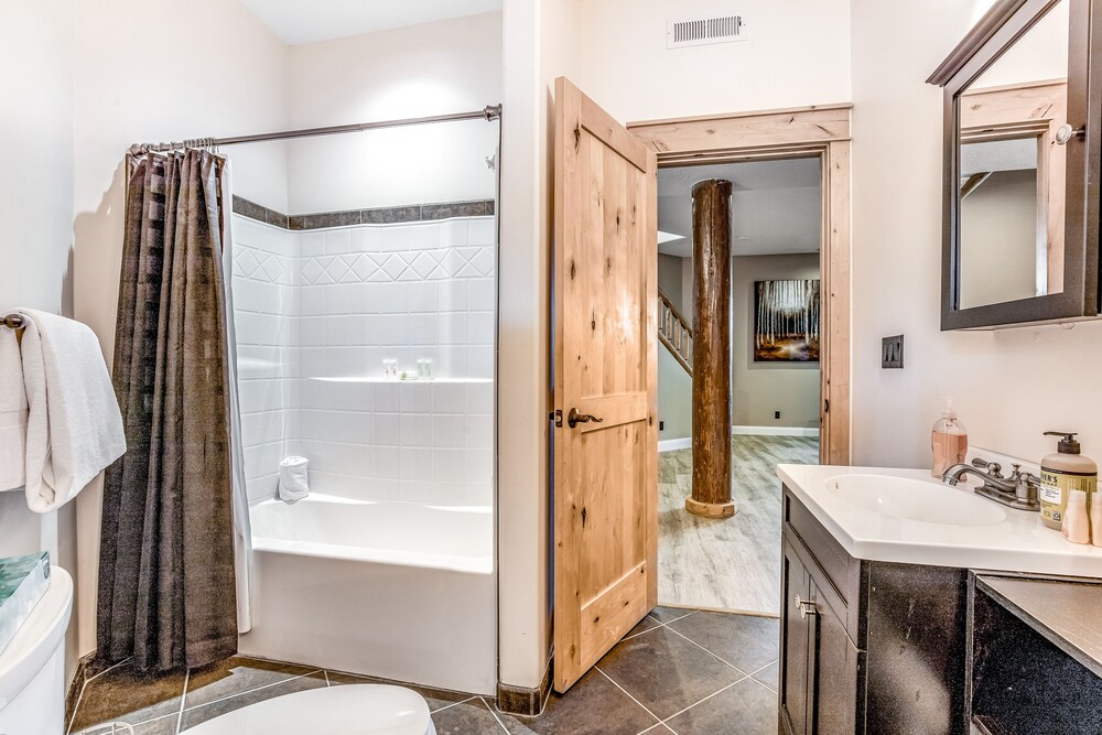 Stunning dogfriendly home on 40 acres with fireplace near Zion