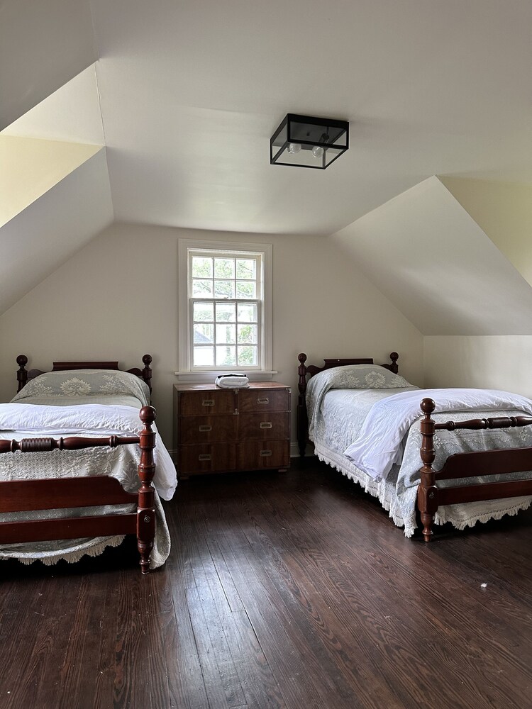 Cottage and working farm in heart of Virginia wine country near UVA