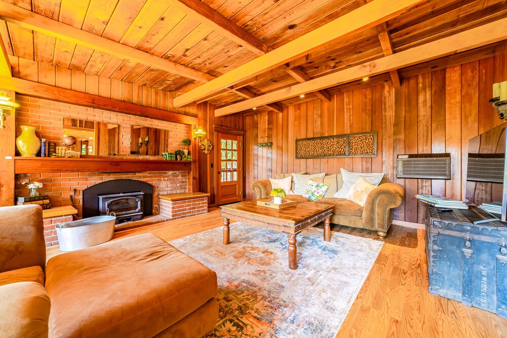 Serene cabin with large deck, woodstoves & trail to river beach dog