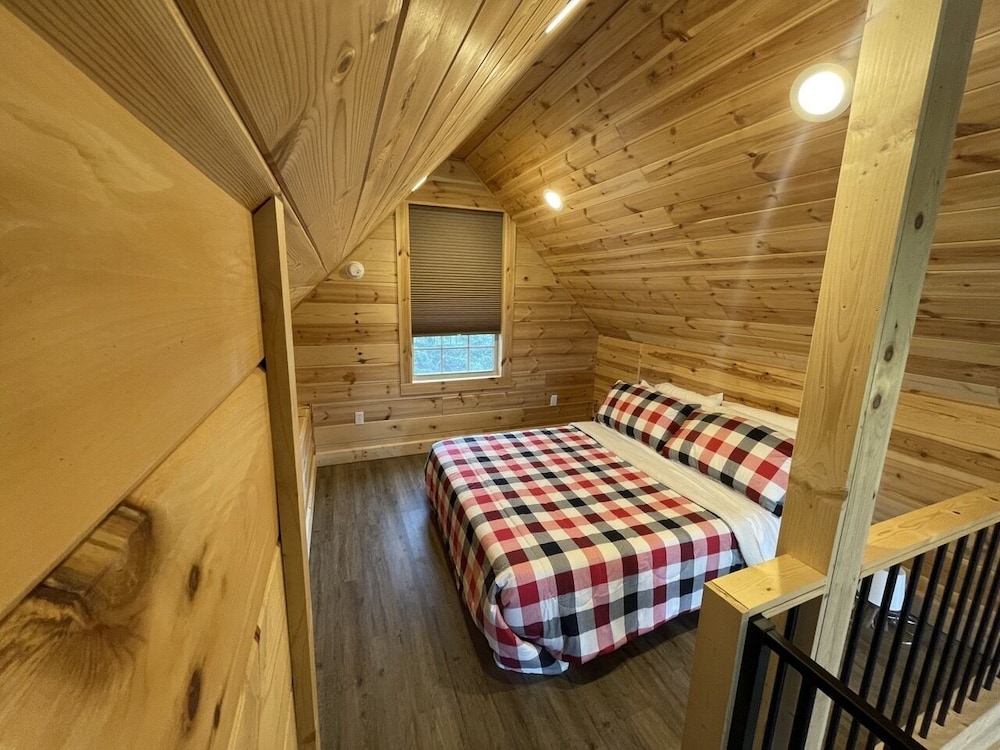Cozy 1 bedroom cabin in the heart of Jonesborough, the oldest town in Tennessee. Washington
