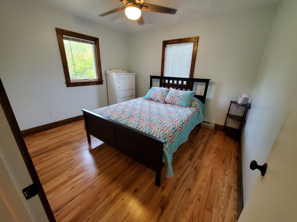 New Lakeside Cottage 5 minutes from great hiking with large deck and