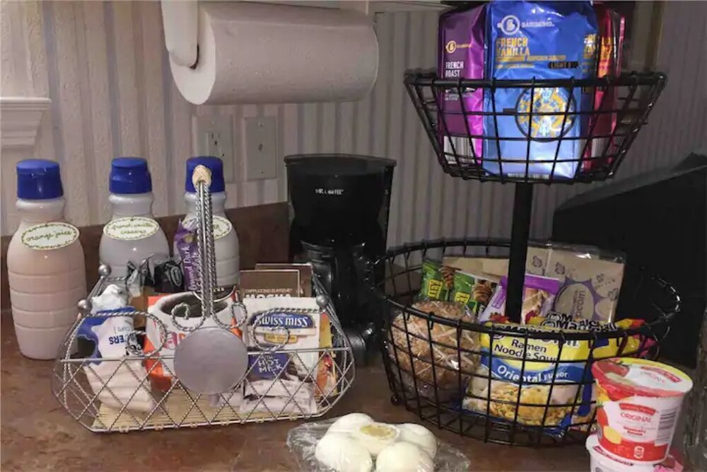 Cozy Rosecrest Suite, 1 min to I75, full kitchen, sleeps 4, Safe area