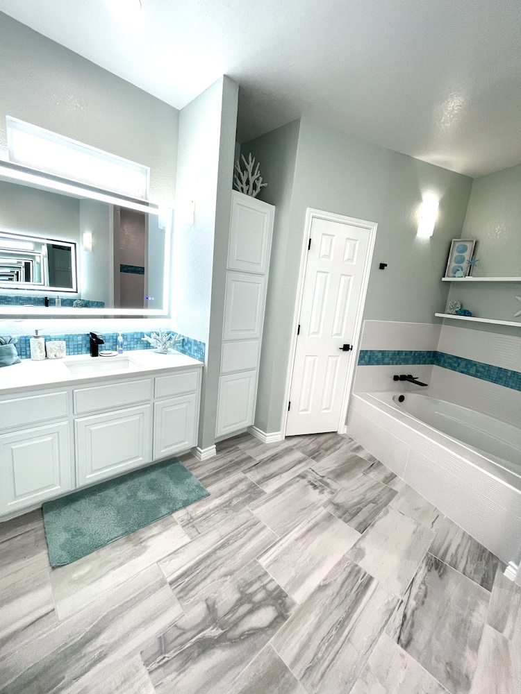 Canal Home With Views of the Bay Dock, kayaks, Estes Flats, Rockport