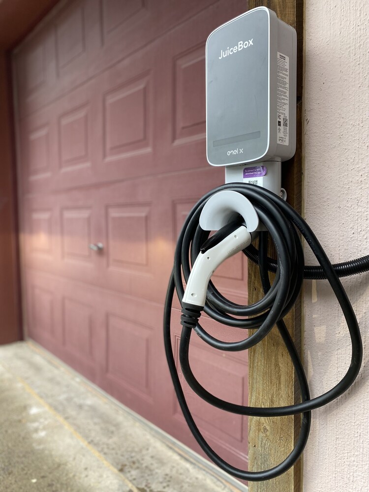 Skiin and out with private HOT TUB in 5 bedroom house with game