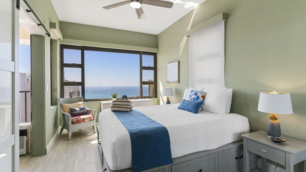 High Floor Ocean View 1bdrm at Waikiki Banyan 3802T2