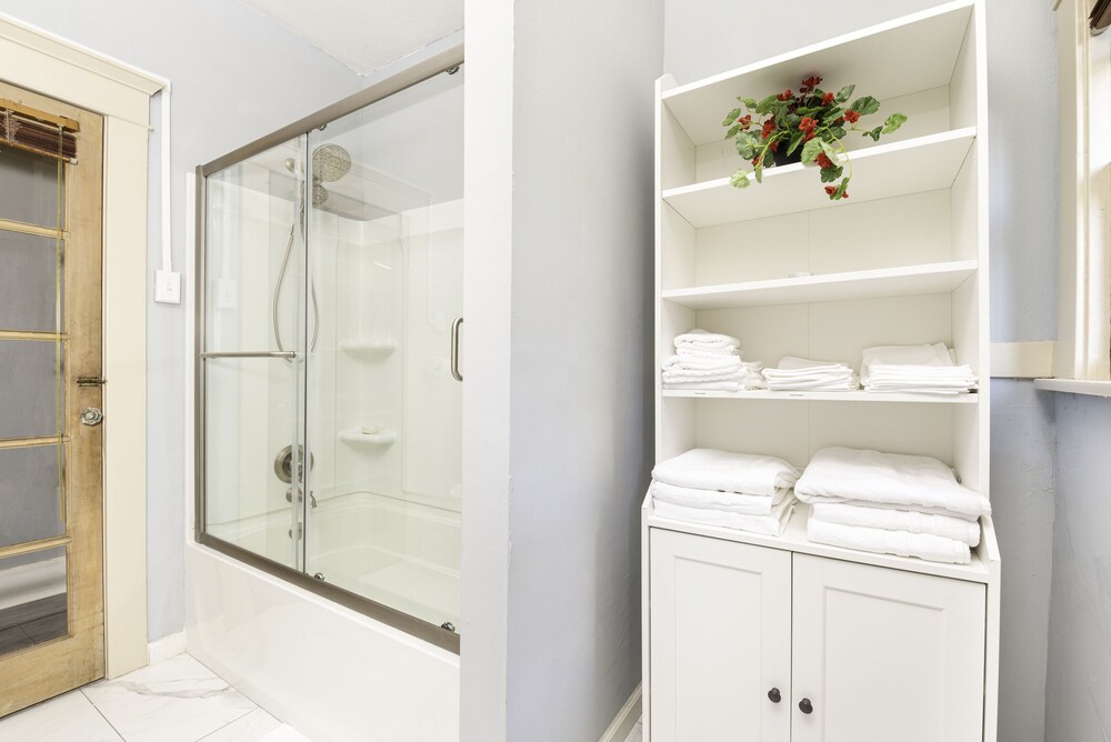 Spacious Craftsman House in Downtown LB 5 car parking Ideal for