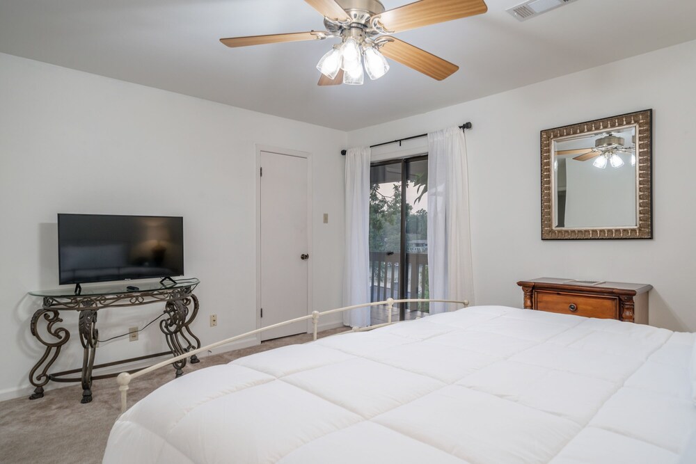 Lake Hamilton Condo Sleeps 4, Pool, and Hot Tub! Lake Hamilton Vrbo