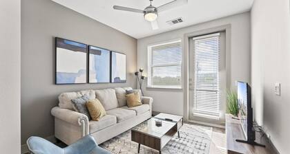 Trendy 1BR King Suite Close to Downtown w Fast Wifi