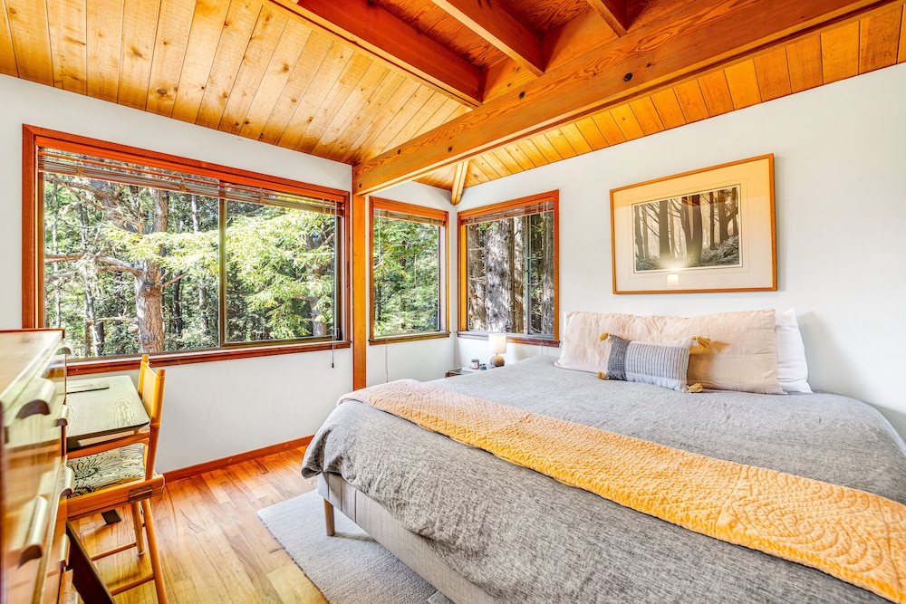 Tranquil, dogfriendly home w/ valley views and wood stove close to