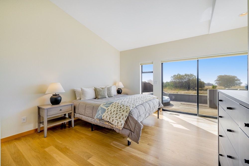 Stunning home with ocean view, private hot tub, shared pools & tennis