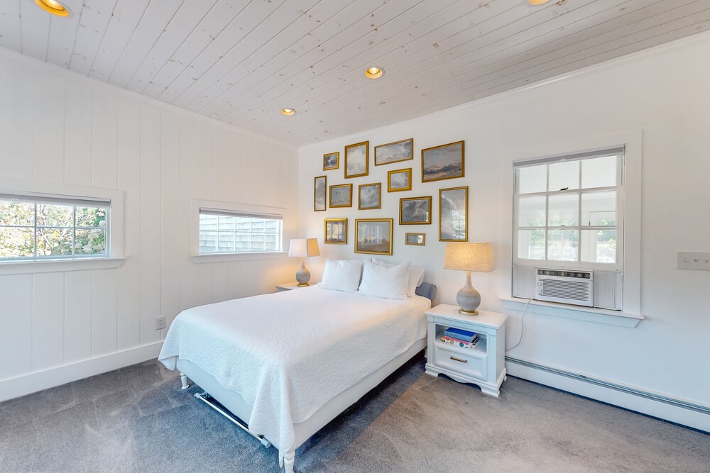 Exquisite farm with firepit, patio, fast WiFi, & washer/dryer