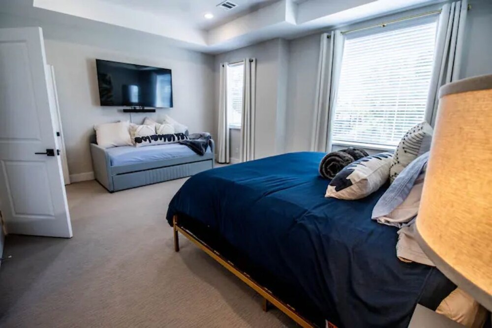 Luxury*Home*Near*Stadiums*Downtown Houston Vrbo