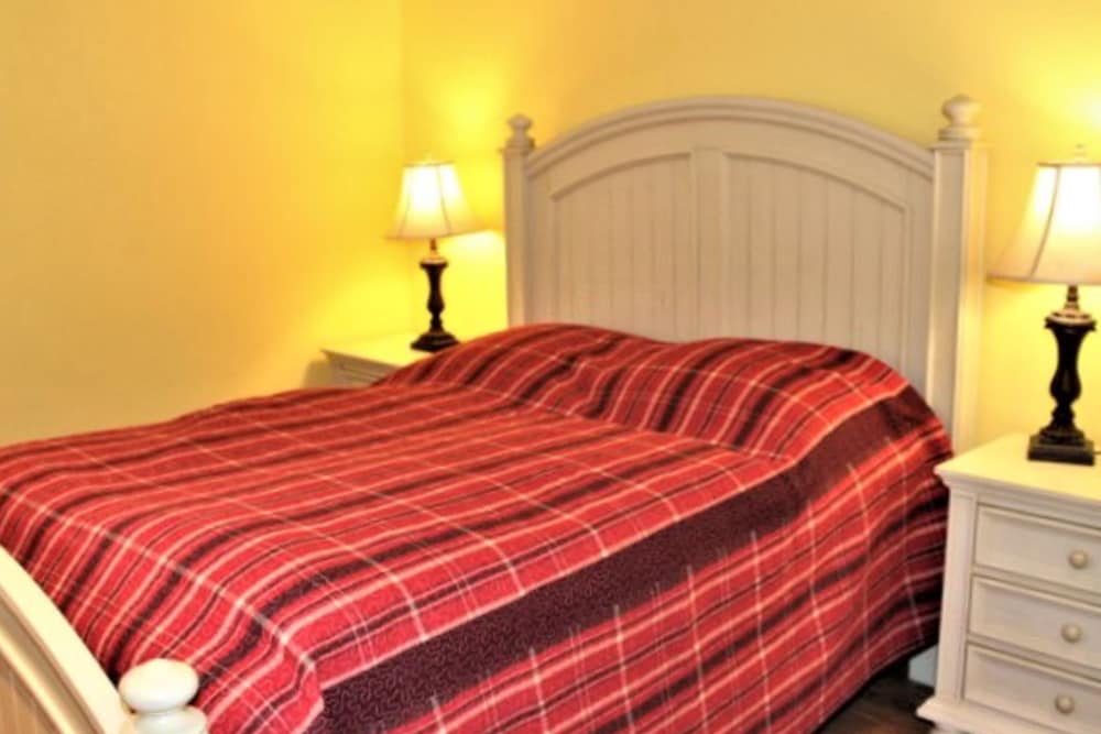 Peaceful dogfriendly home with private pool, patio, pool table, gas