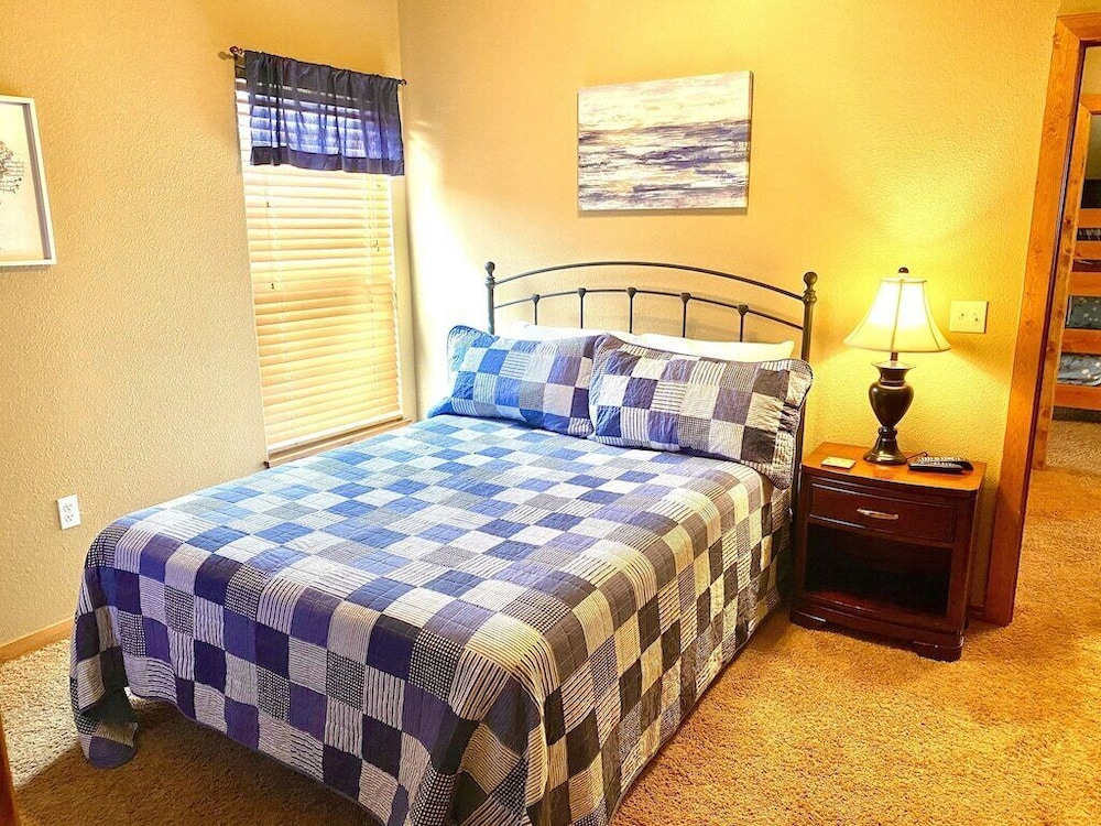 Family getaway, pool, bunk room, private deck and patio, large groups