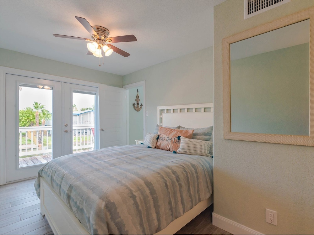 Sandy Oasis Pet Friendly, Waterfront, Boat Dock! Rockport Vrbo