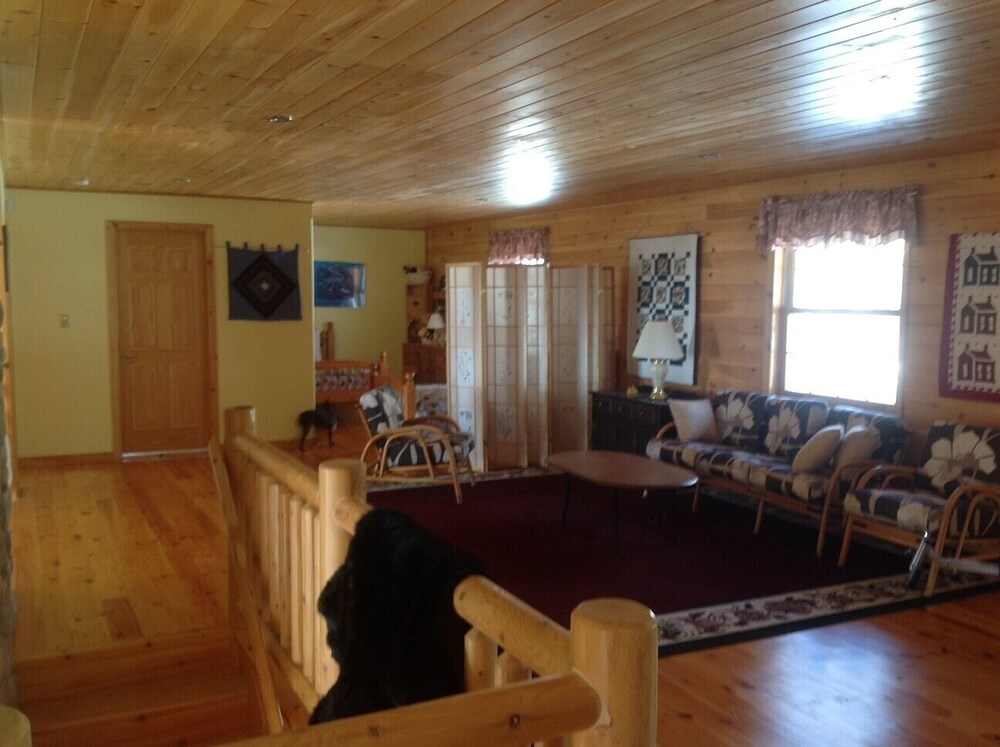 Beautiful Log Cabin close to beaches/Golf & Cabot Trail Margaree Vrbo