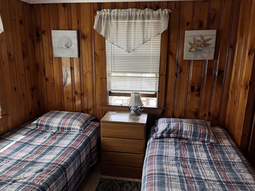 Dennis Port Beach House 40 Steps to the Sand. 3 Bedroom Dennis Port