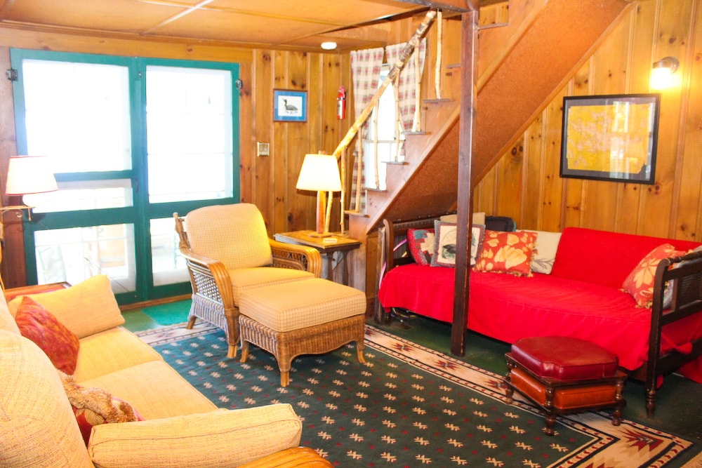 Charming dogfriendly cottage with water view & access, private dock & row boat Moultonborough