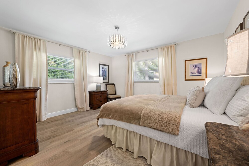 Beach Vacation on the Horizon! Remodeled home in South Venice, FL