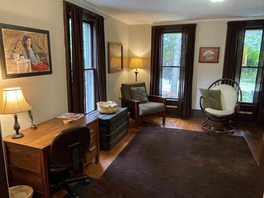 Applewood Pristine Farmhouse across the street from CDP Hartwick