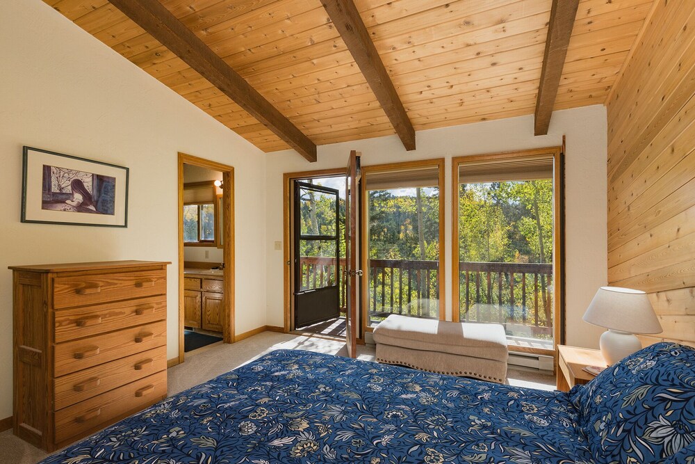 Cabin on Columbine Lake Large deck Hot Tub/Views 1 mile to