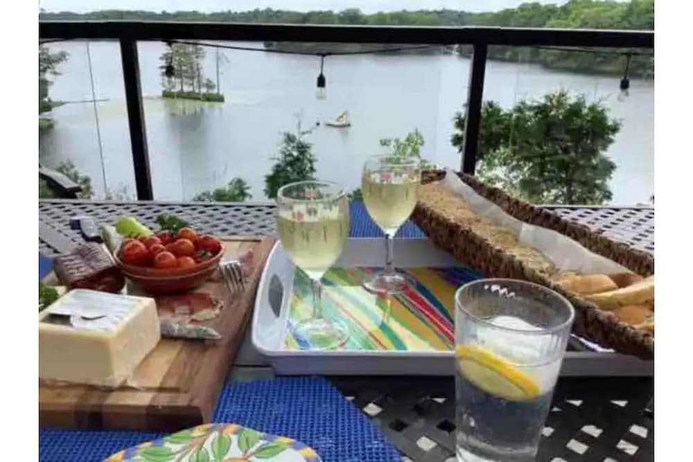 Stunning cliffside cottage, Sydenham Lake/Kingston South Frontenac Vrbo