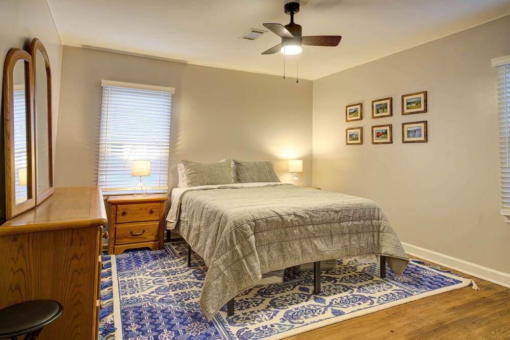 Cozy cottage on Creeper Trail Fenced in backyard for dogs. Near