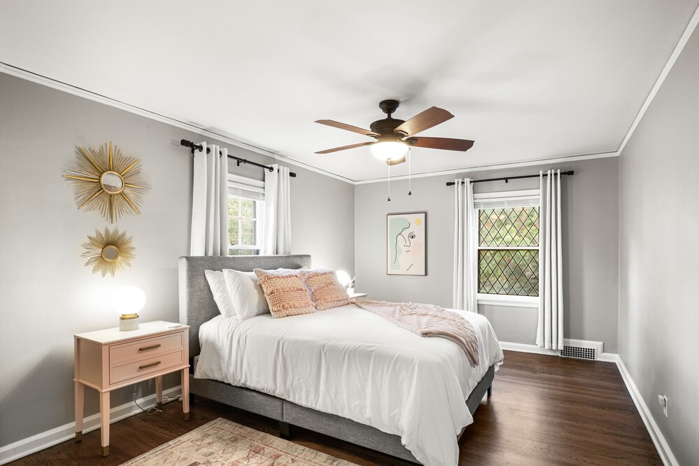 Midtown Dundee Castle across the street from Warren Buffett! Omaha Vrbo